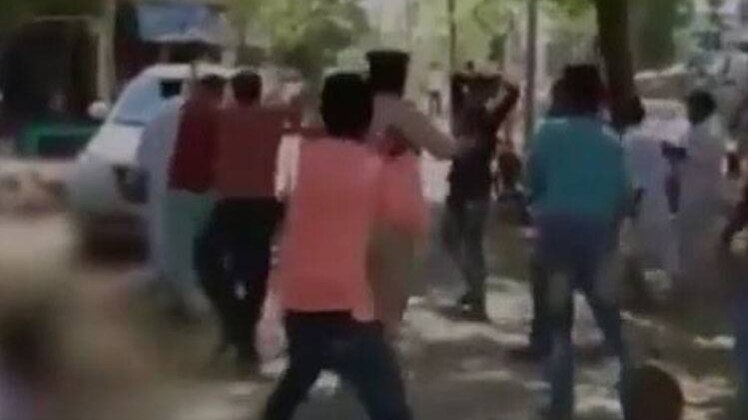 कार्यकर्ताओं में झड़प