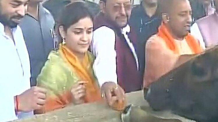 अपर्णा यादव और योगी आदित्यनाथ