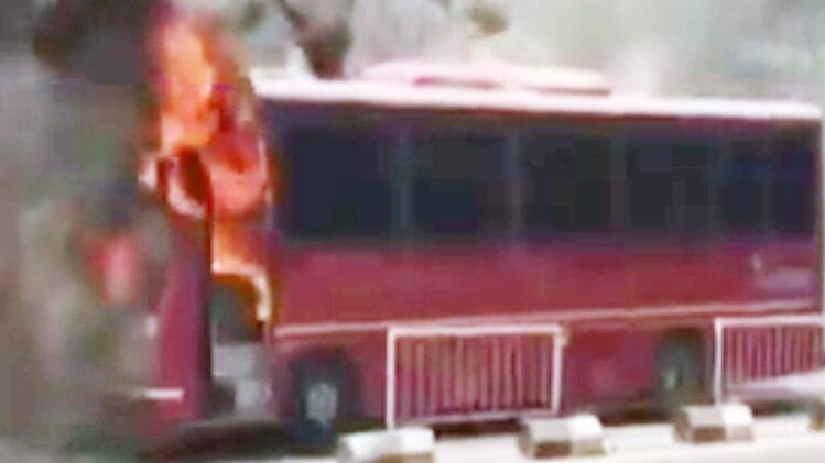 बस में लगी आग