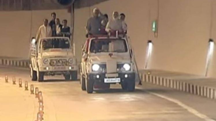 खुली जीप में मोदी ने लिया सुरंग का जायजा