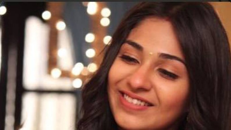 प्रेग्नेंट इमली पर लोग फेंक रहे हैं पत्थर