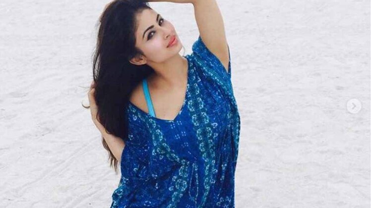 टीवी की नागिन लगा रही है जेल में झाड़ू