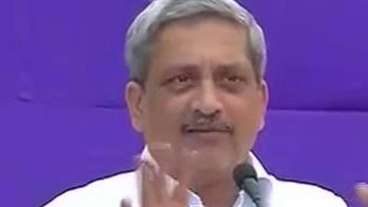 पर्रिकर ने दबाव में छोड़ा रक्षा मंत्री पद!