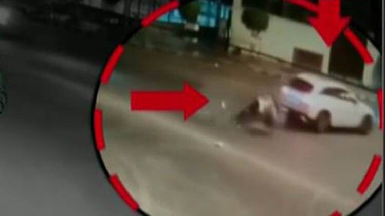 मर्सिडीज कार का जानलेवा यू-टर्न!