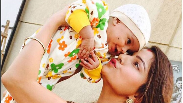 सौम्या लुटा रही हैं अपने बेटे पर प्यार