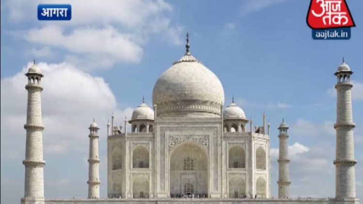 ताज के अंदर स्टील बैरियर लगाने का काम चल रहा है