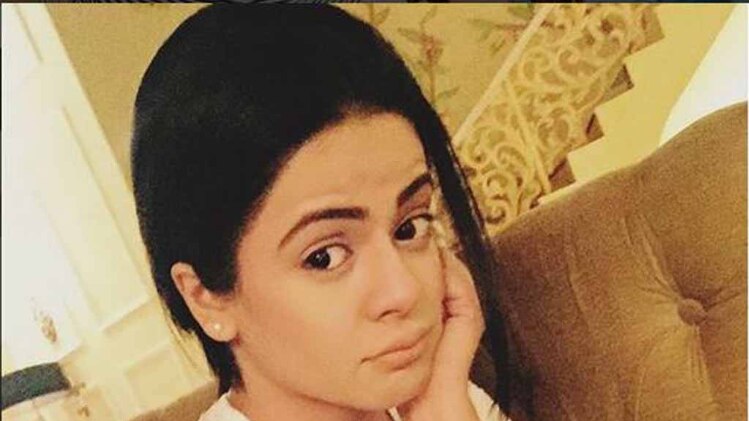 अपनी सगाई में थपकी की बेटी बनी चिकनी चमेली