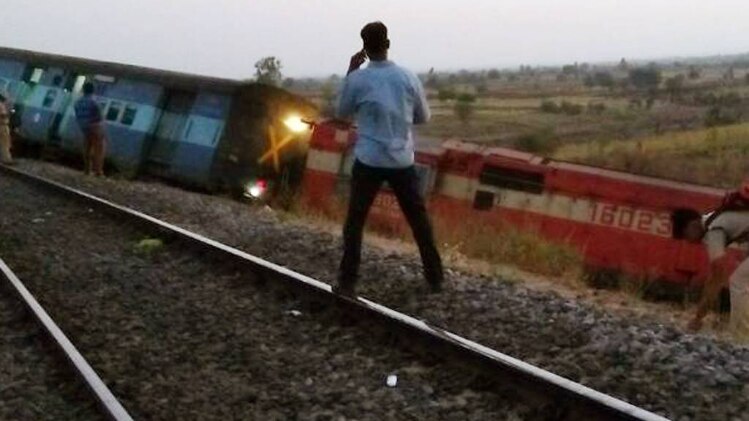 पटरी से उतरी ट्रेन