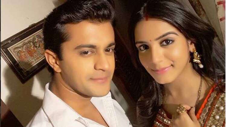 पीयूष अपनी पत्नी के साथ कर रहे हैं सगाई