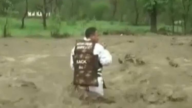 बाढ़ में फंसी घाटी में रक्षक बने जवान