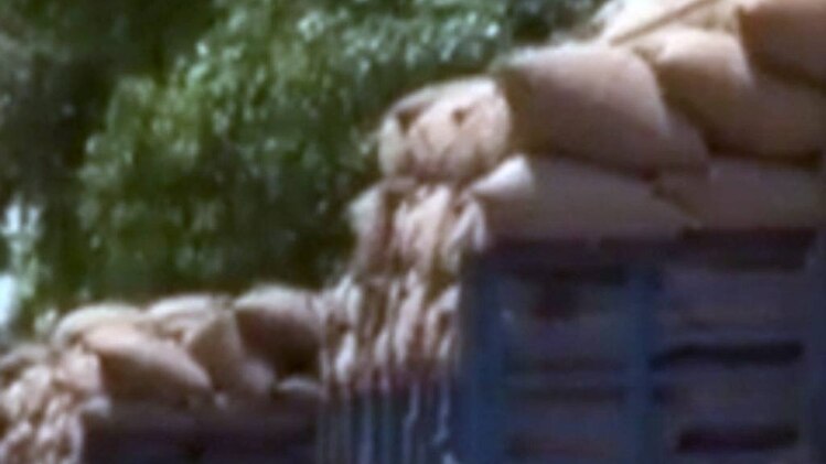 गेहूं से लदे ट्रक पकड़े