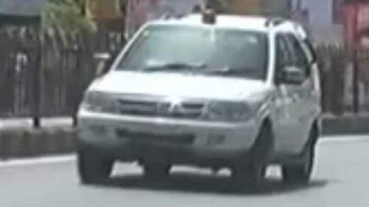 योगी आदित्यनाथ के काफीले में लाल बत्ती