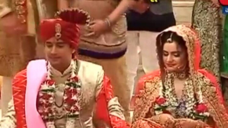 सिमर के घर बजी शहनाई, आरव-अनन्या की हुई शादी