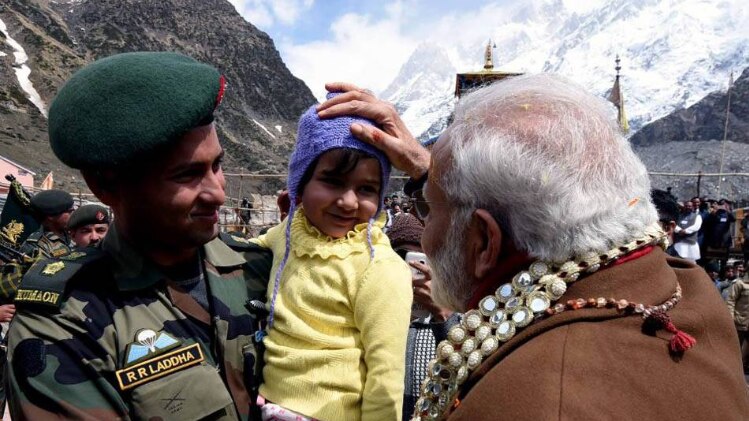 पीएम ने बच्ची को दुलारा