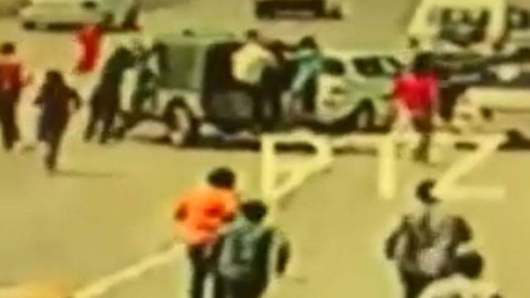 टोल बूथ पर मचाया कोहराम