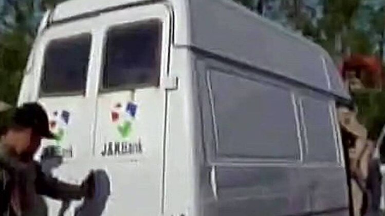 कुलगाम में कैश वैन पर आतंकी हमला