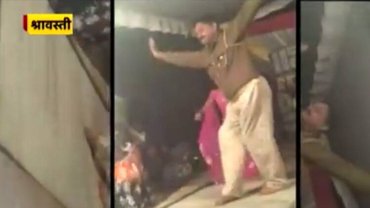 पुलिस कांस्टेबल ने बार बालाओं के साथ जमकर डांस किया