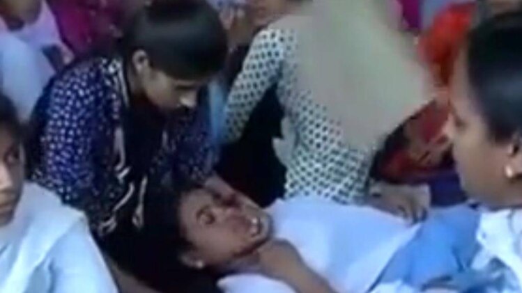 भूख हड़ताल पर छात्राएं