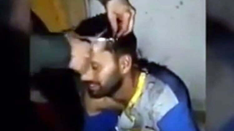 आतंकियों ने दो युवकों के बाल काटे