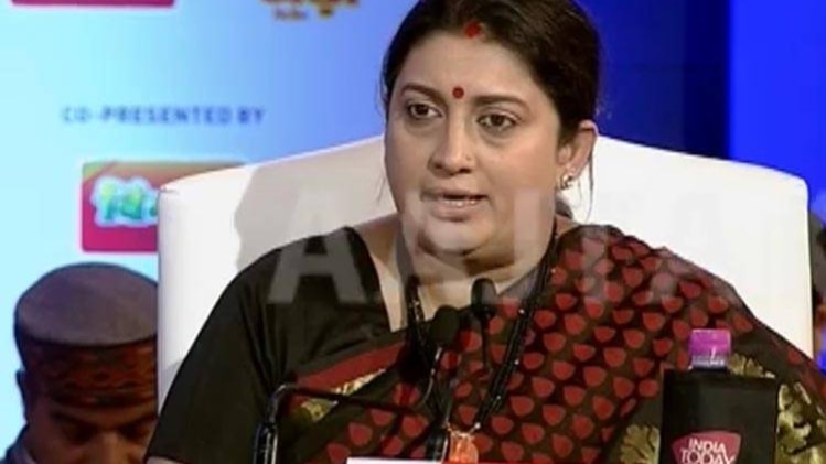 स्मृति बोलीं-बुनकरों को ई-कॉमर्स से जोड़ने की कोशिश जारी