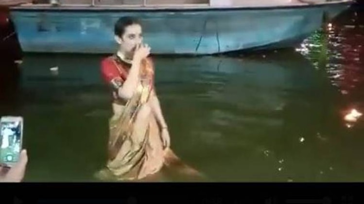 गंगा में डुबकी लगातीं कंगना