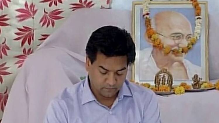 अनशन पर बैठे कपिल मिश्रा