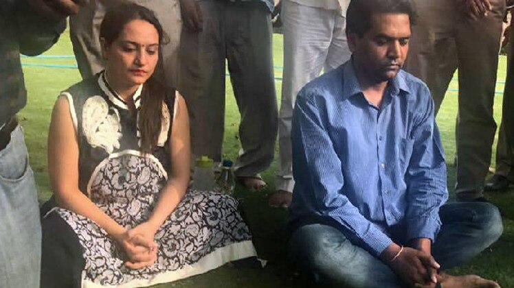 राजघाट पर अपनी पत्नी और चंद समर्थकों के साथ कपिल मिश्रा