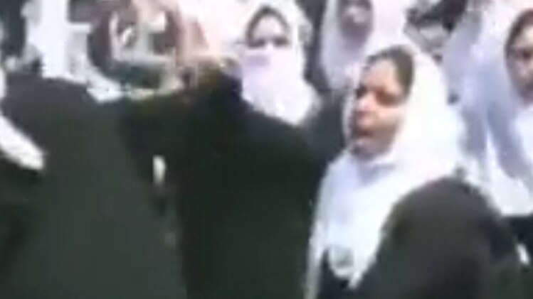 कश्मीर में छात्रों ने की पत्थरबाजी