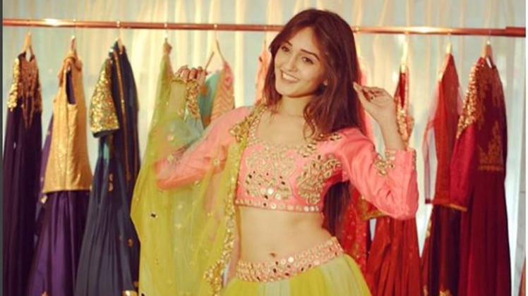 मीरा ने बेडरुम में खींची दीवार