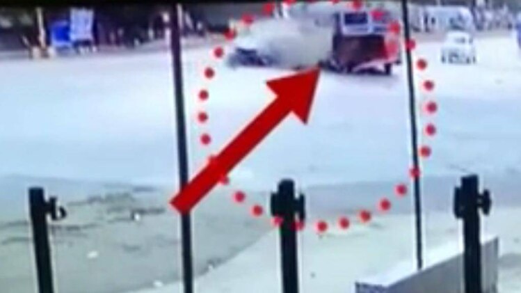 बस और कार की टक्कर