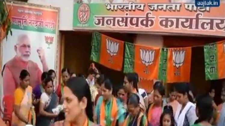 जीत से उत्साहित बीजेपी कार्यकर्ता