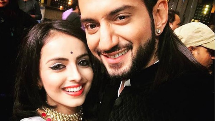 ओमकारा अपनी सगाई में है गौरी से गुस्सा