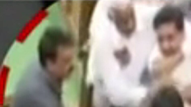 दिल्ली विधानसभा में कपिल मिश्रा की पिटाई