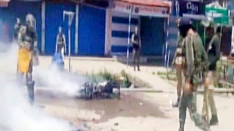 पुलवामा में छात्रों और पुलिस के बीच झड़प