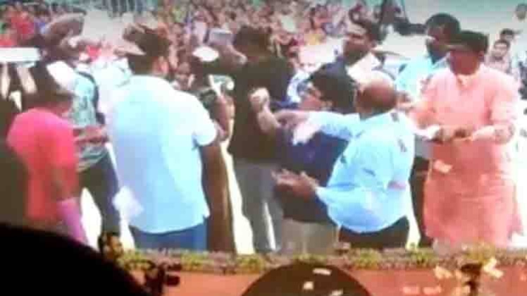 कार्यक्रम में मंत्री पर उड़े नोट