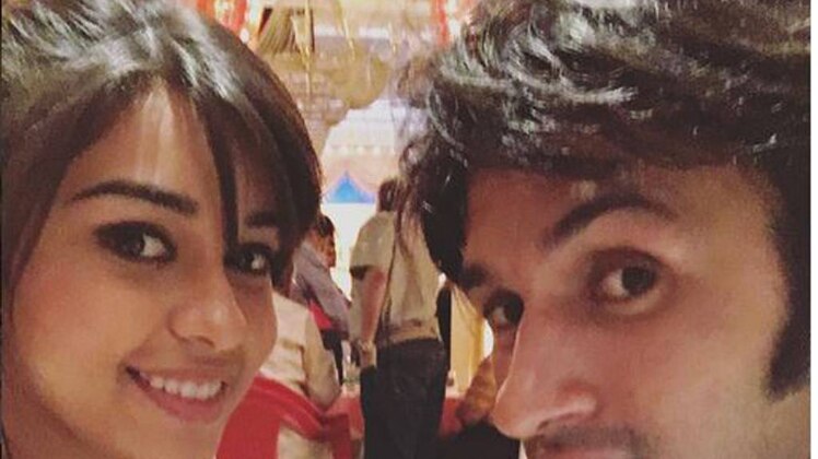 राजा को हुआ अपनी गलती का अहसास, रानी को दिया गुलाब