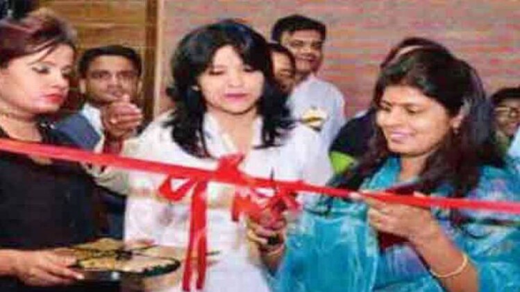 यूपी की मंत्री स्वाति सिंह ने किया बीयर बार का उद्घाटन