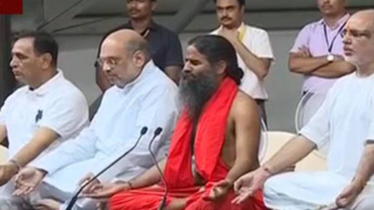 जब बाबा रामदेव संग अमित शाह ने किया योग