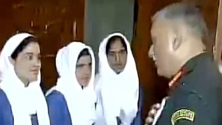 बिपिन रावत ने की कश्मीरी छात्रों से मुलाकात की