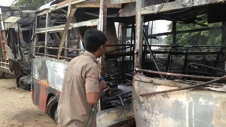 बस में लगी आग