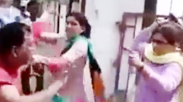 लड़की से छेड़छाड़