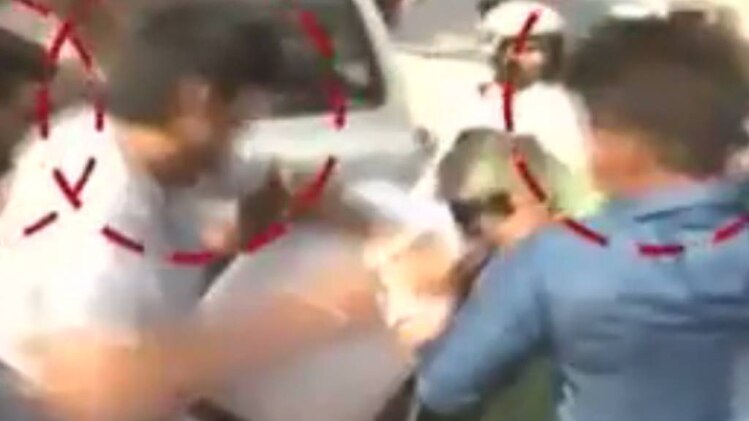 दलित नेता की पिटाई