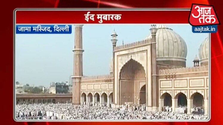 दिल्ली के जामा मस्जिद में ईद की नमाज अता करने जुटे लोग