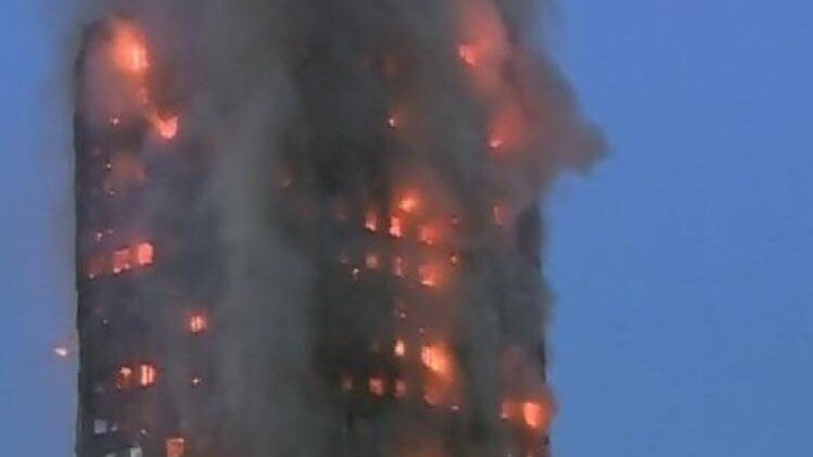 लंदन में 24 मंजिला इमारत में लगी भीषण आग