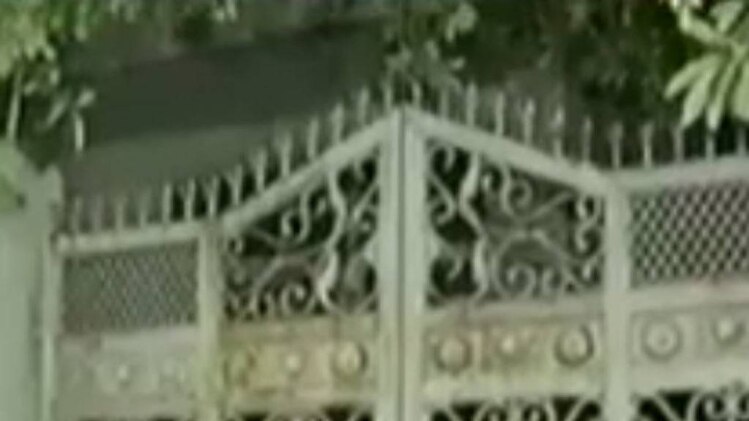 पत्नी की लाश को घर में दफनाया