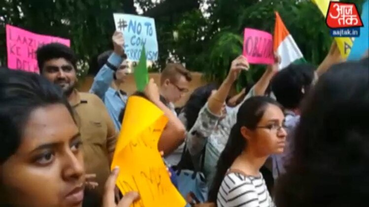 जंतर-मंतर पर विरोध करने जमा हुए लोग