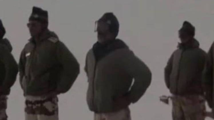 लद्दाख में बर्फ के बीच जवानों ने किया योग