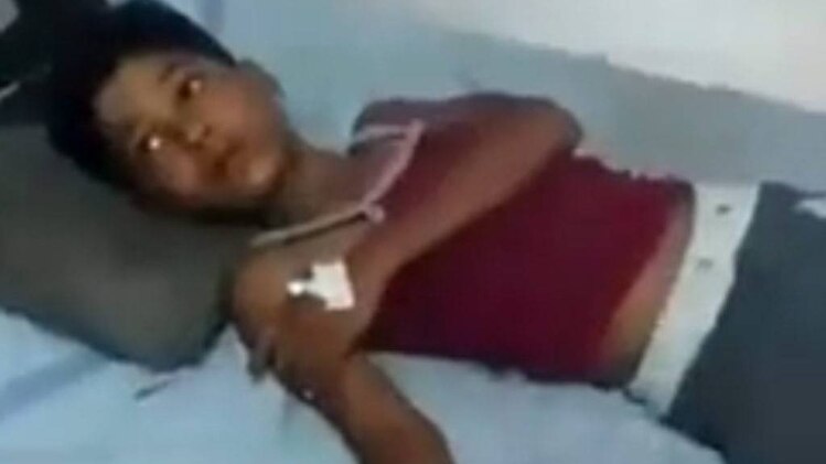 हाथ में फटा मोबाइल