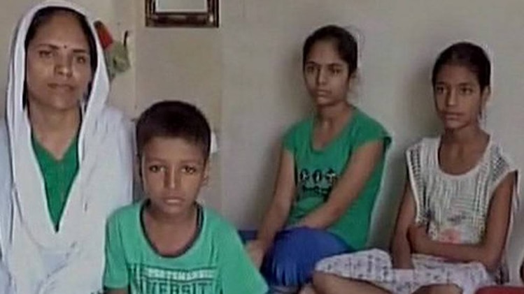 किडनी बेचने को तैयार है मां