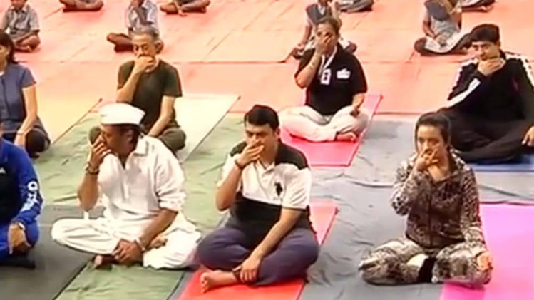 योग दिवस पर फडणवीस ने किया योग